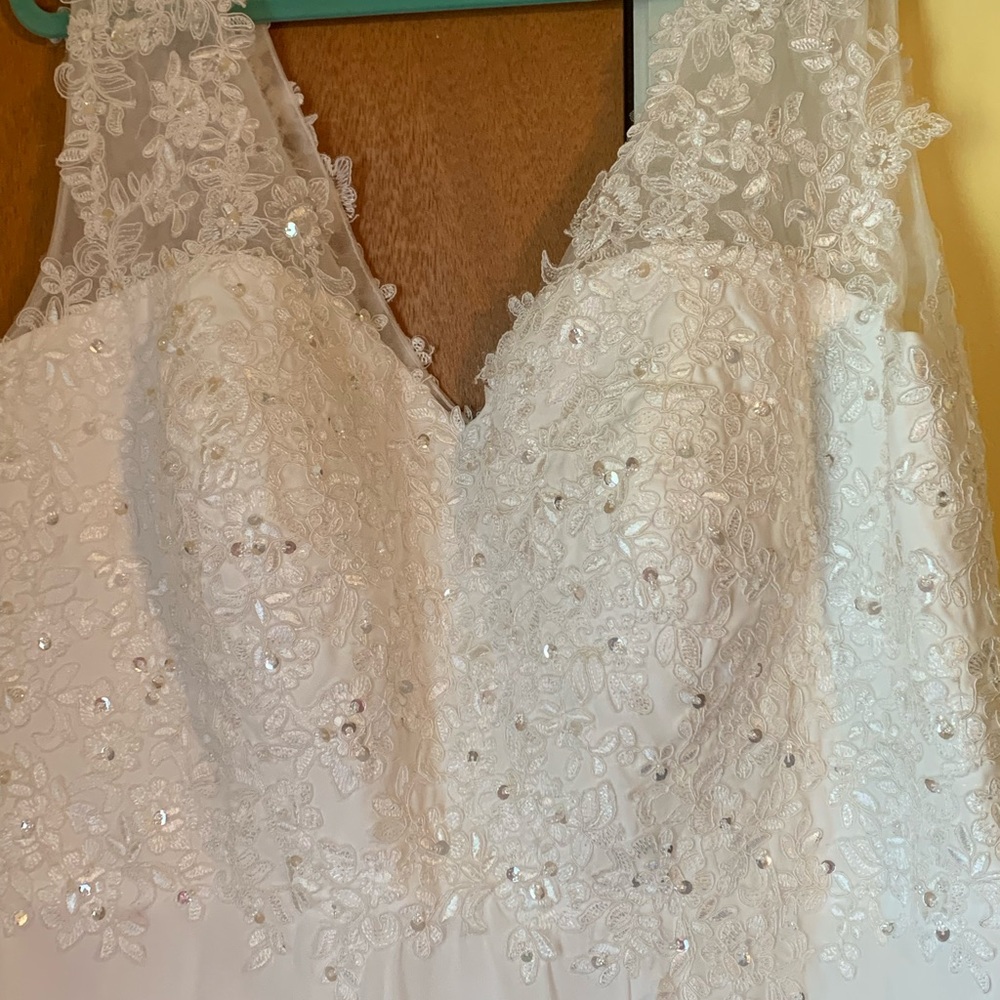 Long wedding dress, with train. - Picture 9 of 11